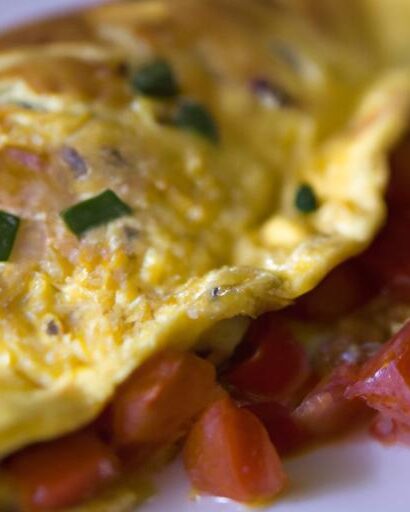 Cheesy Tomato Omelet: A Simple, Flavorful Morning Treat